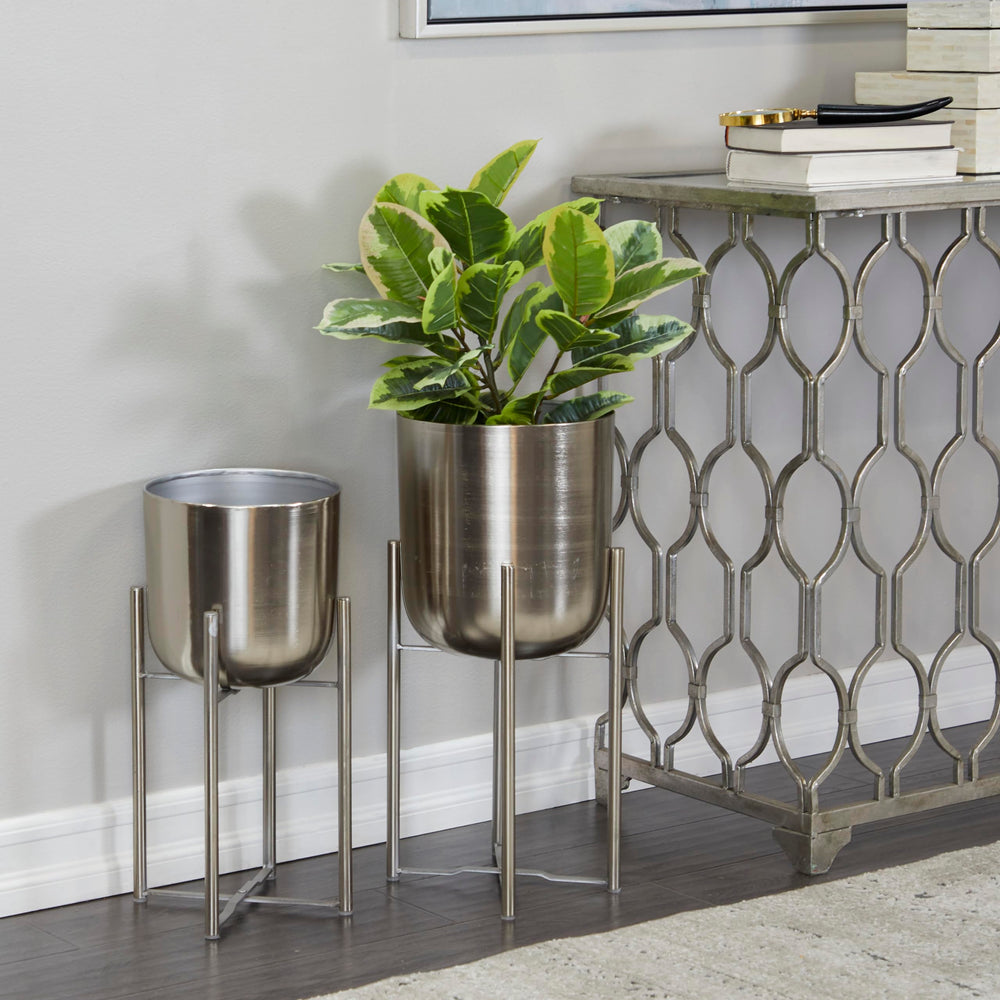 deco 79 close-up of silver metal finish highlighting reflective glam texture benefit