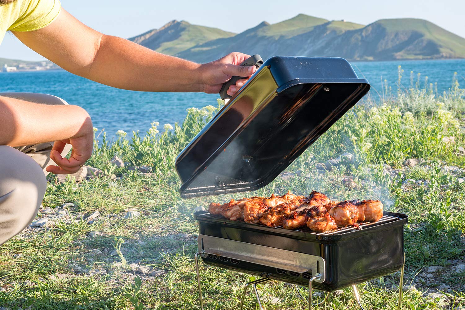 DELSbbq flavorizer bar catching drippings to create grilled flavor