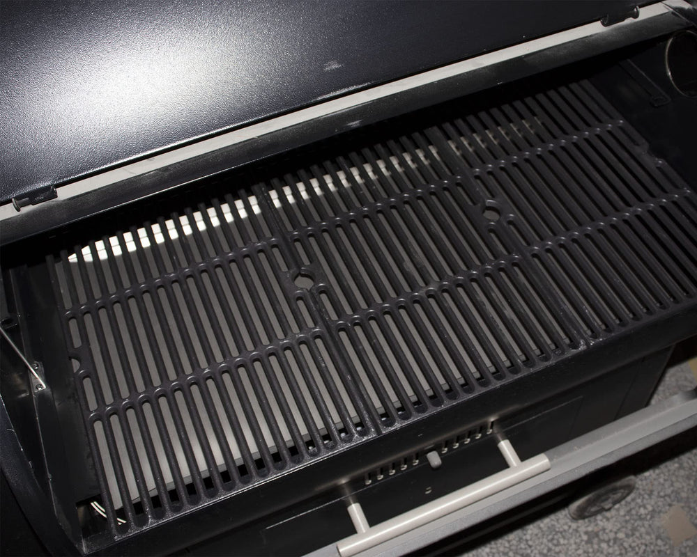 DELSbbq tray in a patio grill scene illustrating reliable grilling cleanup