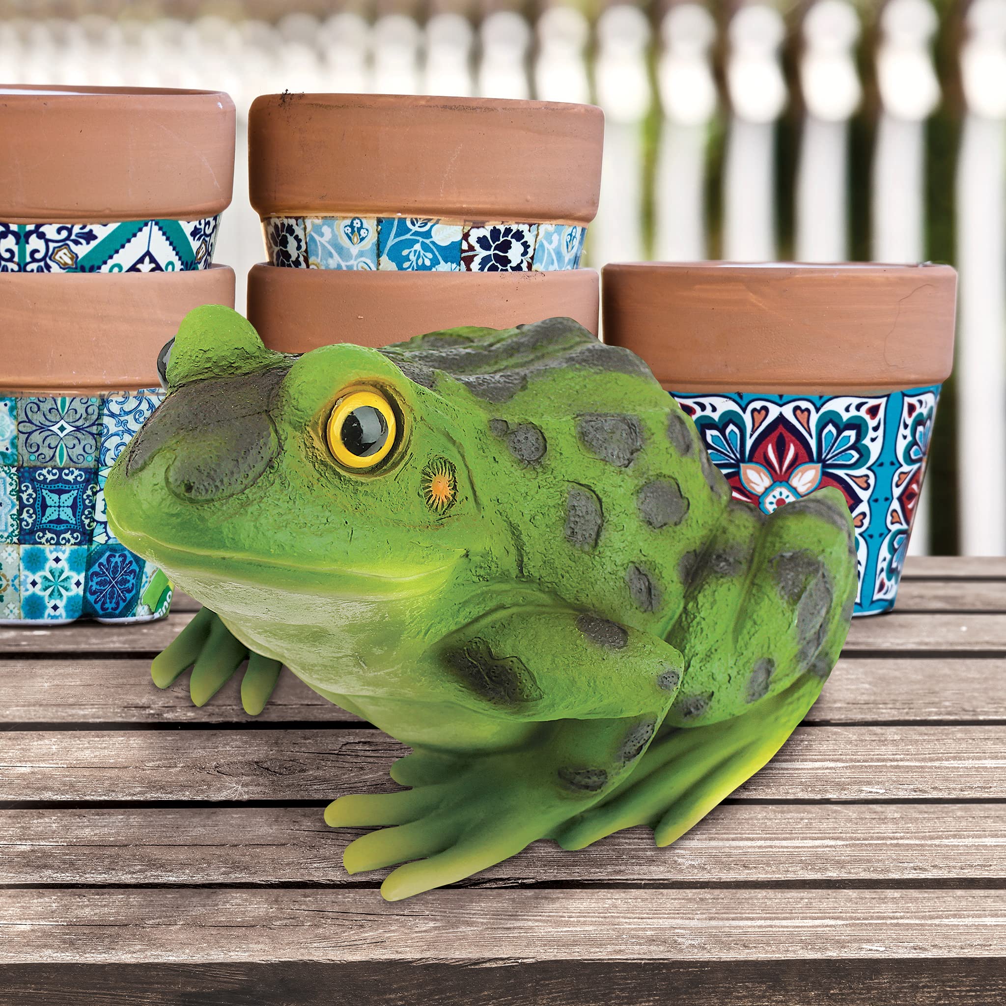 Design Toscano underside and base of Ribbit showing stable placement benefit