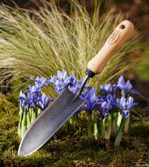 DeWit ash handle detail showing ergonomic grip and resilient wood strength