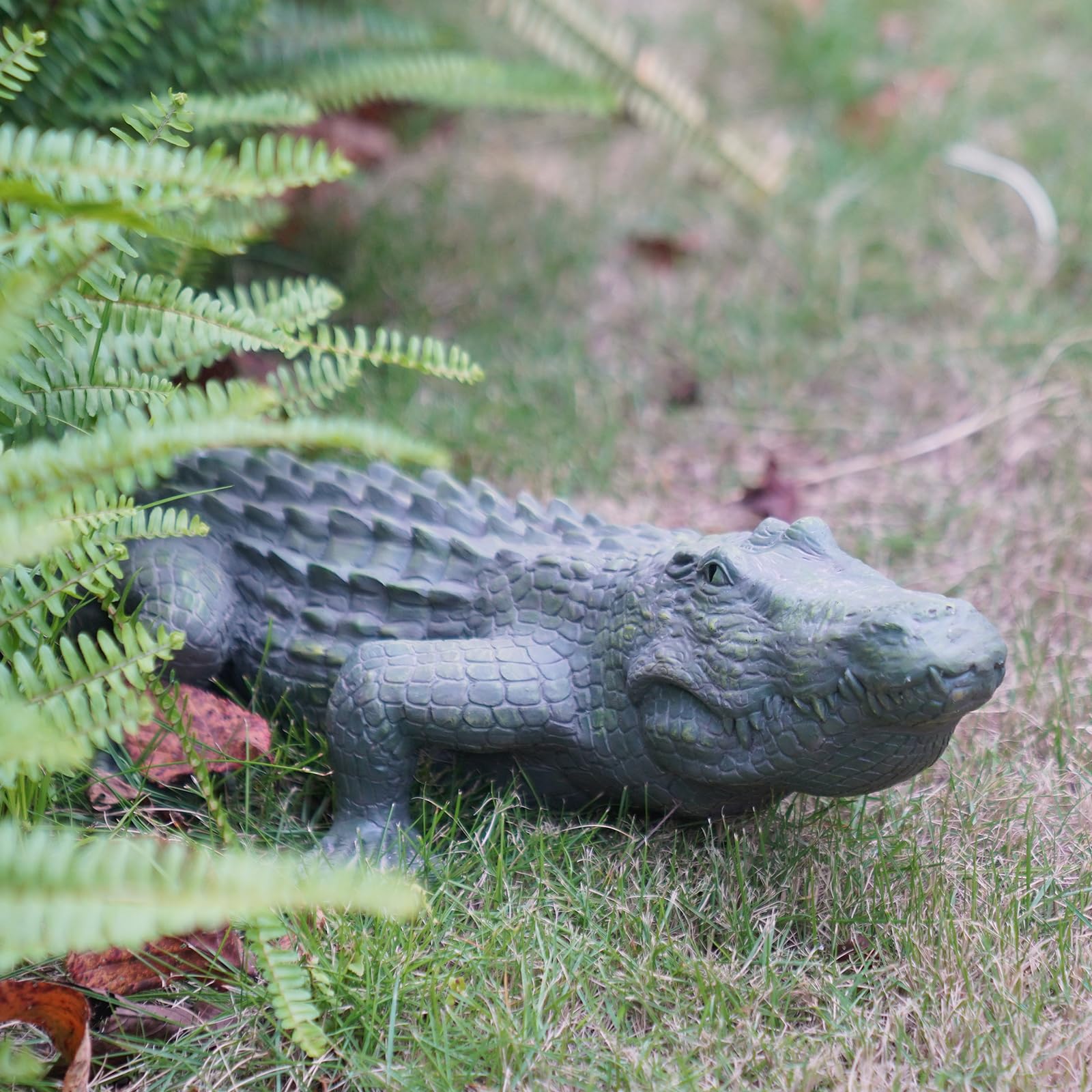 DiliComing alligator side profile demonstrating lifelike posture and scale