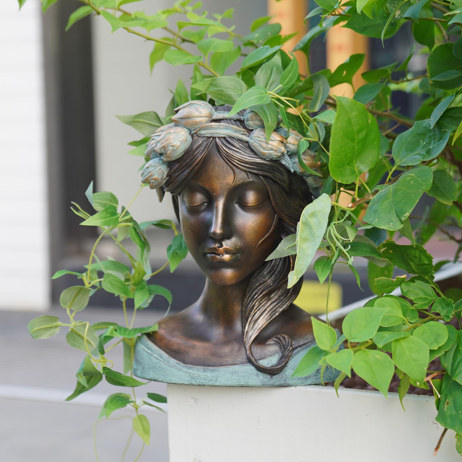 DiliComing side profile of head planter, demonstrates depth and sculptural silhouette
