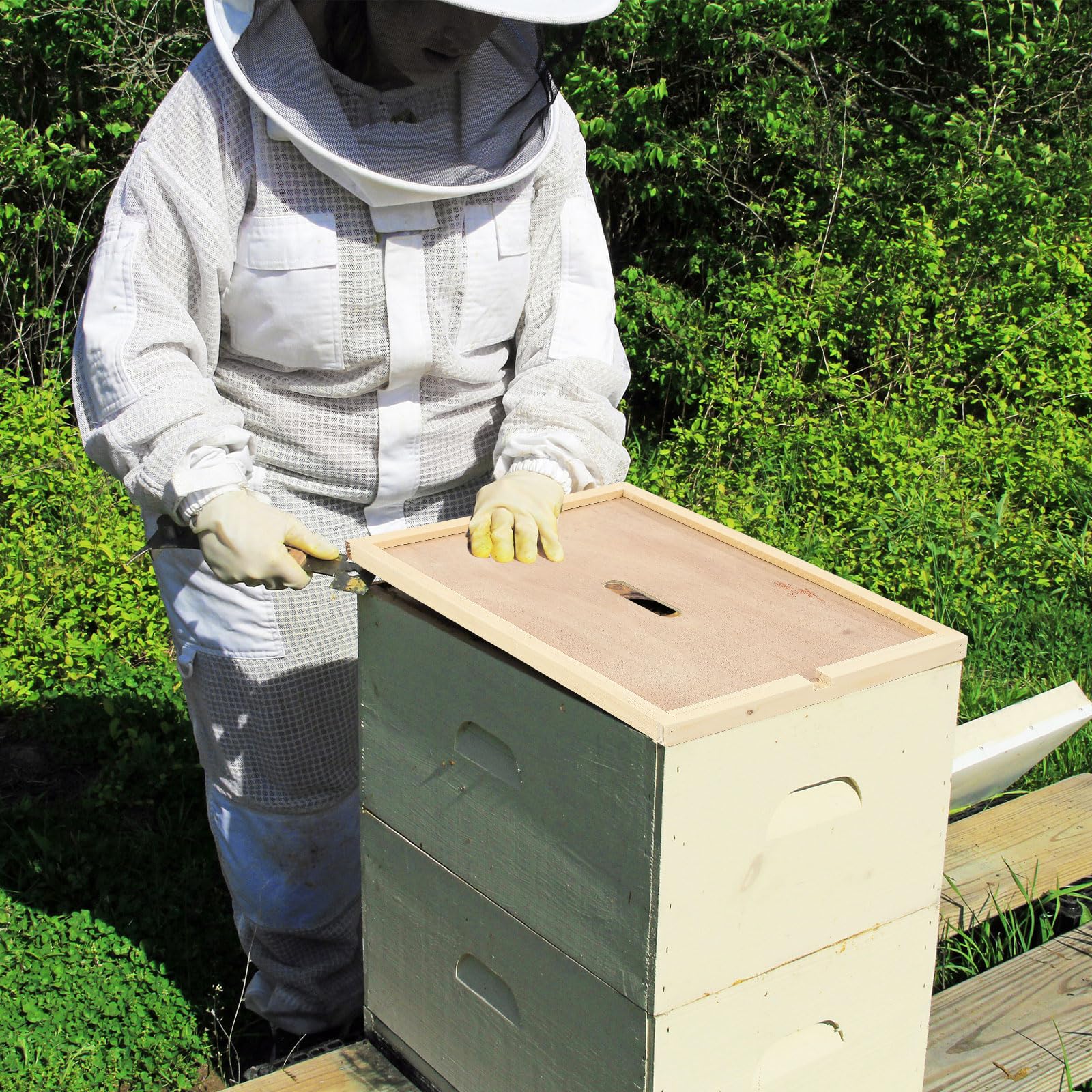 DoubleFill inner cover installed in apiary setting reducing cover sticking and easing inspections