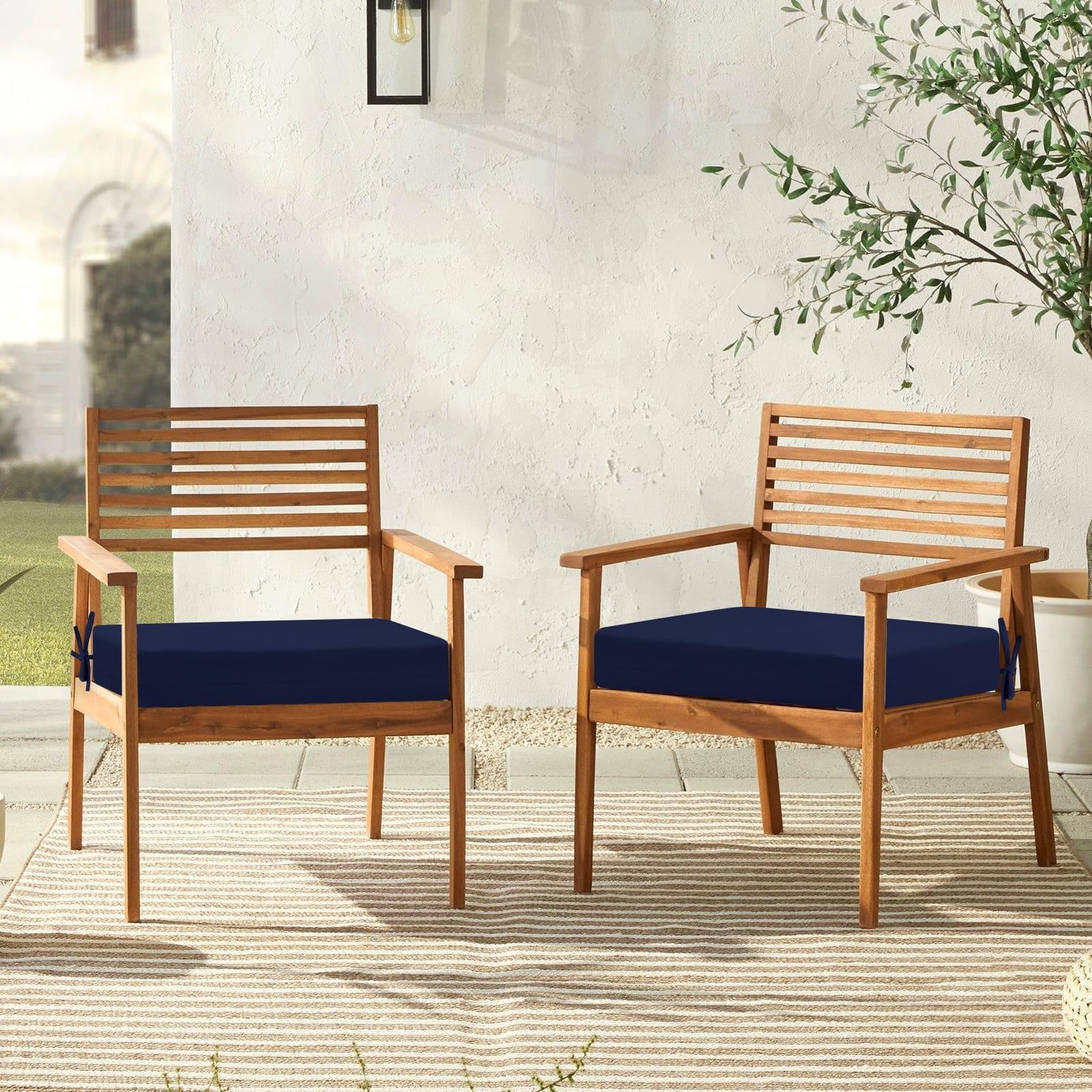 downluxe lifestyle patio dining scene showing comfortable seating