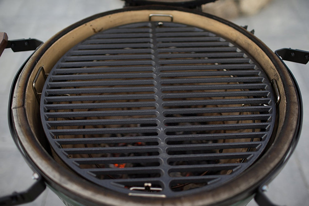 Dracarys grate installed in a Medium Big Green Egg demonstrating perfect fit and coverage