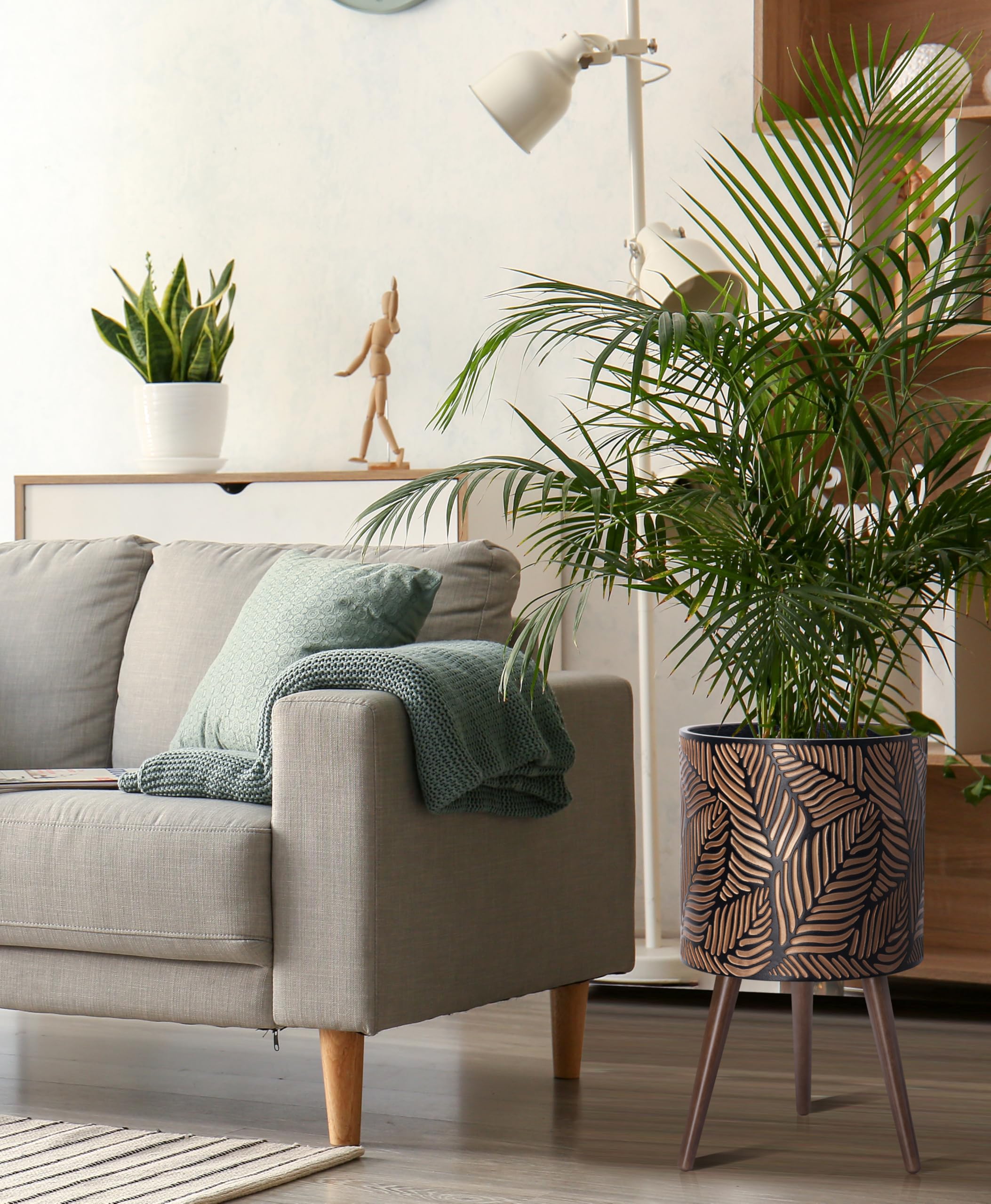 D'vine Dev planter with plant showing size scale and room-appropriate fit