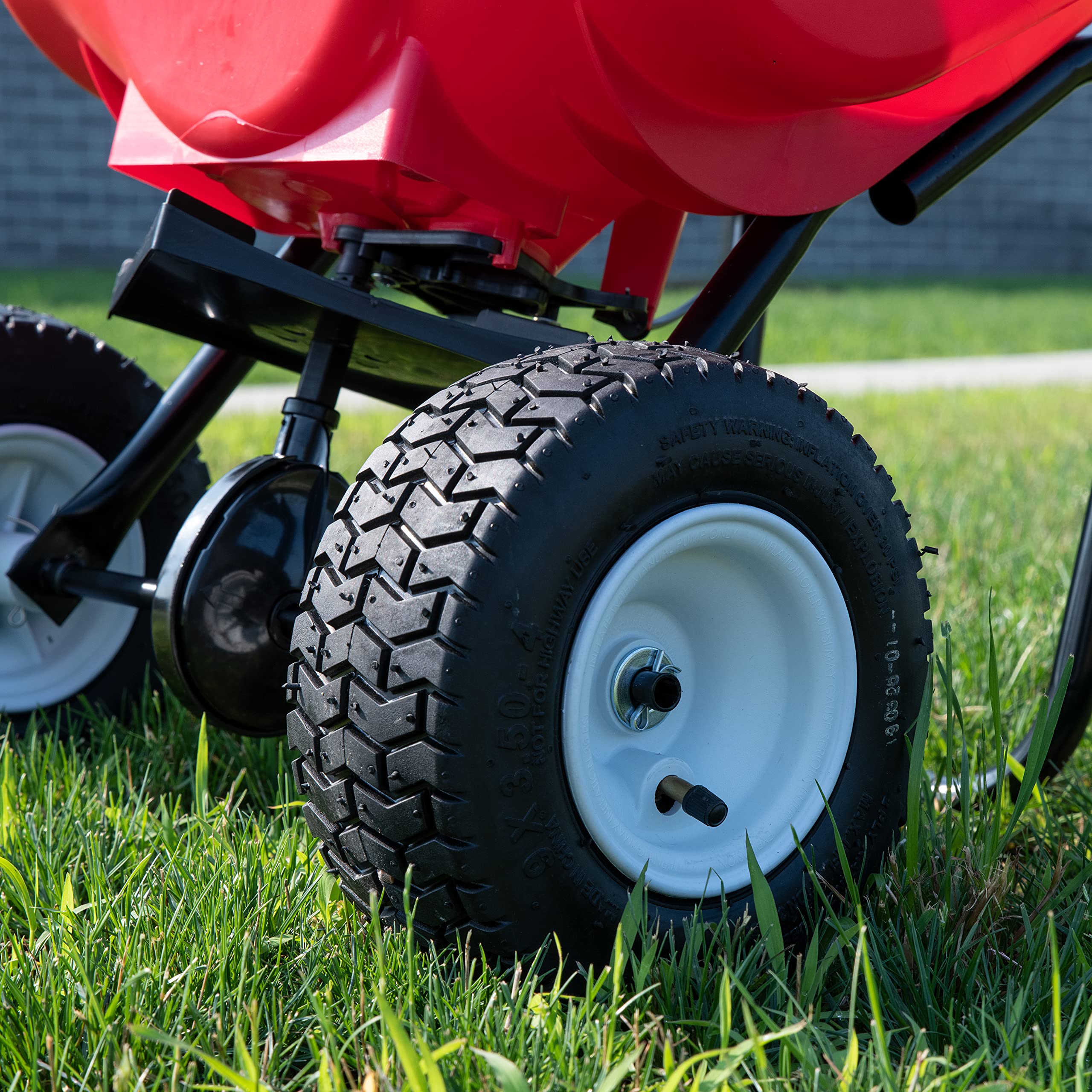 EarthWay 2050P 10-inch pneumatic wheel and axle, smooth maneuverability benefit