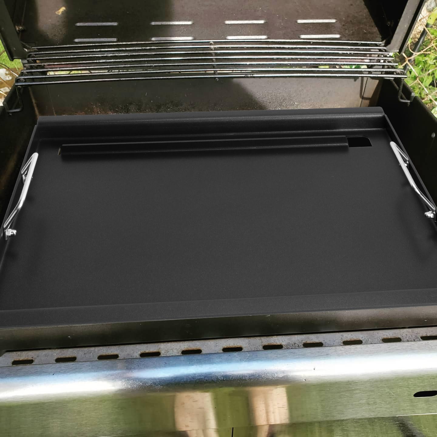 EasiBBQ griddle edge and grease channel detail aiding grease control benefit