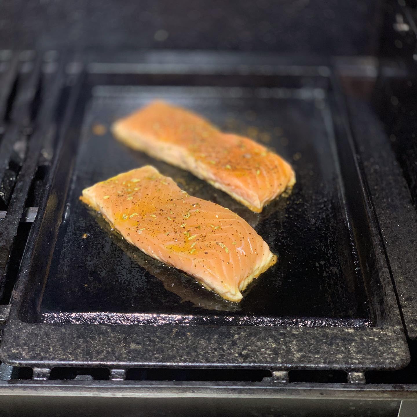 EasiBBQ griddle searing steak in use showing professional browning benefit