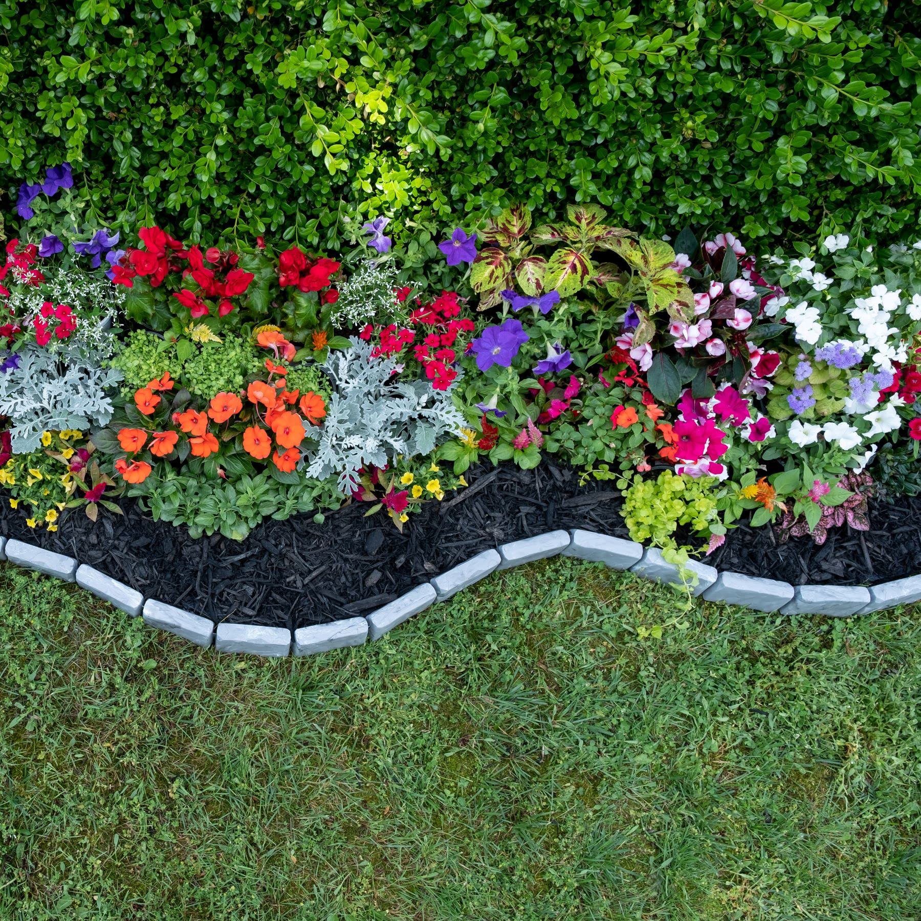 EasyFlex forming a curved garden border demonstrating flexible fit