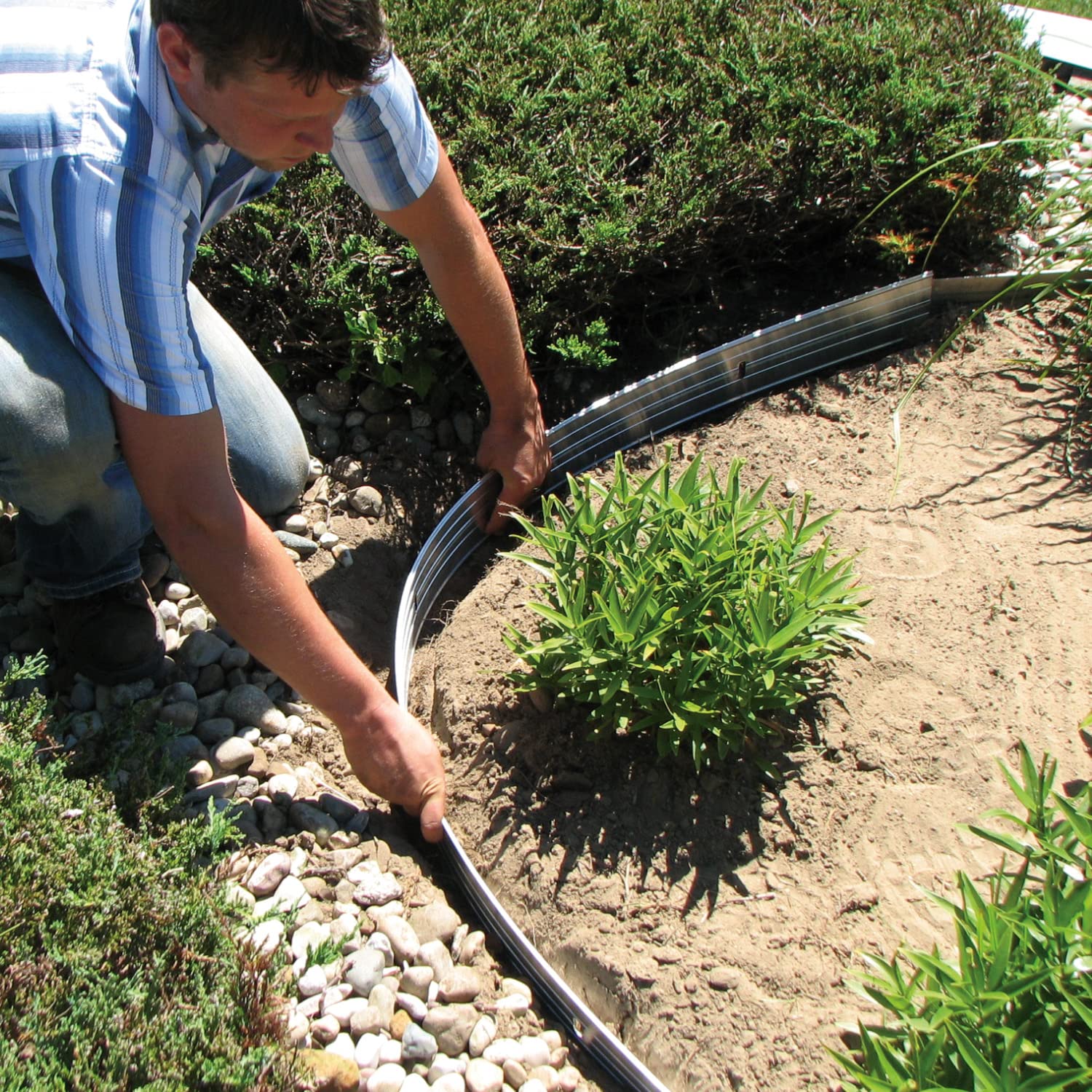 EasyFlex straight edge along a pathway keeping clean lawn-to-bed separation