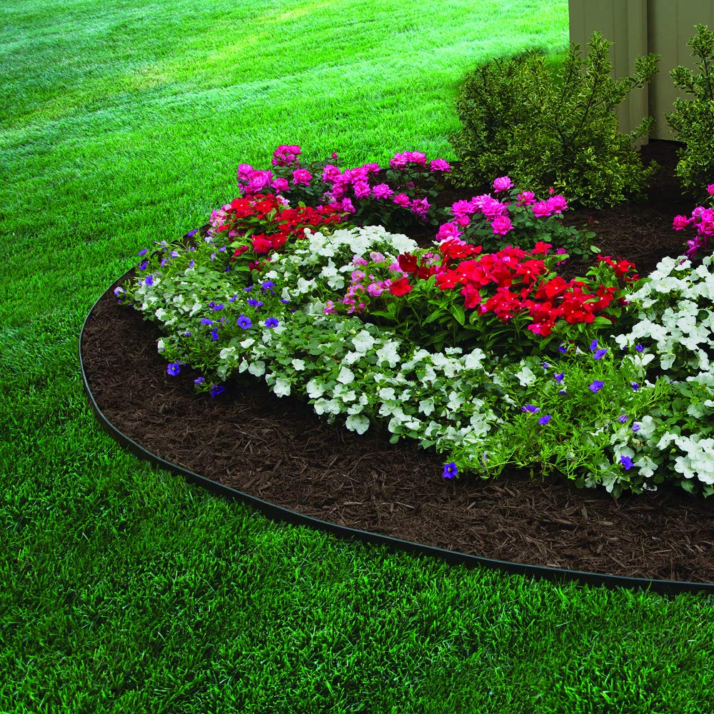 EasyFlex installed straight-edge between lawn and mulch demonstrating clean separation
