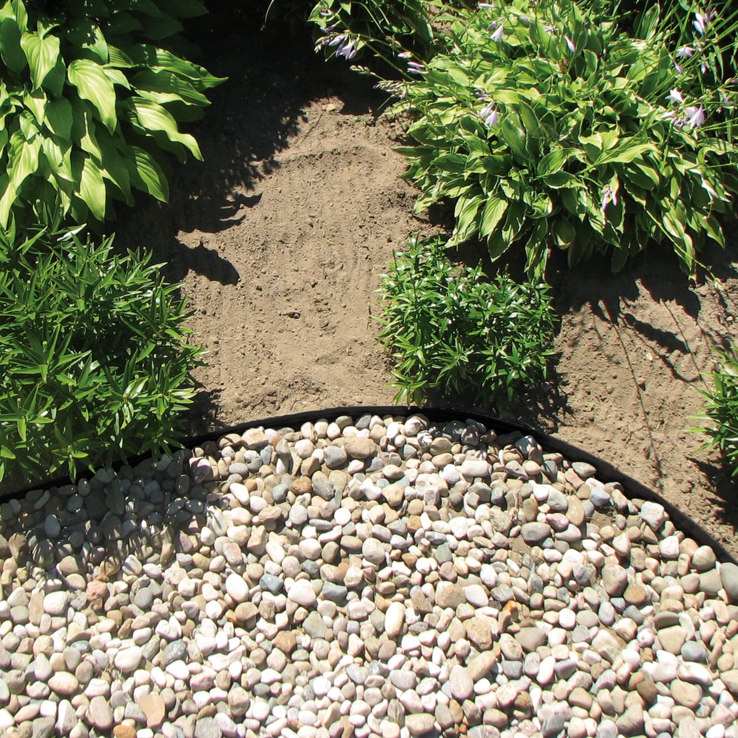EasyFlex lifestyle view of backyard bed showing durable, low-maintenance border