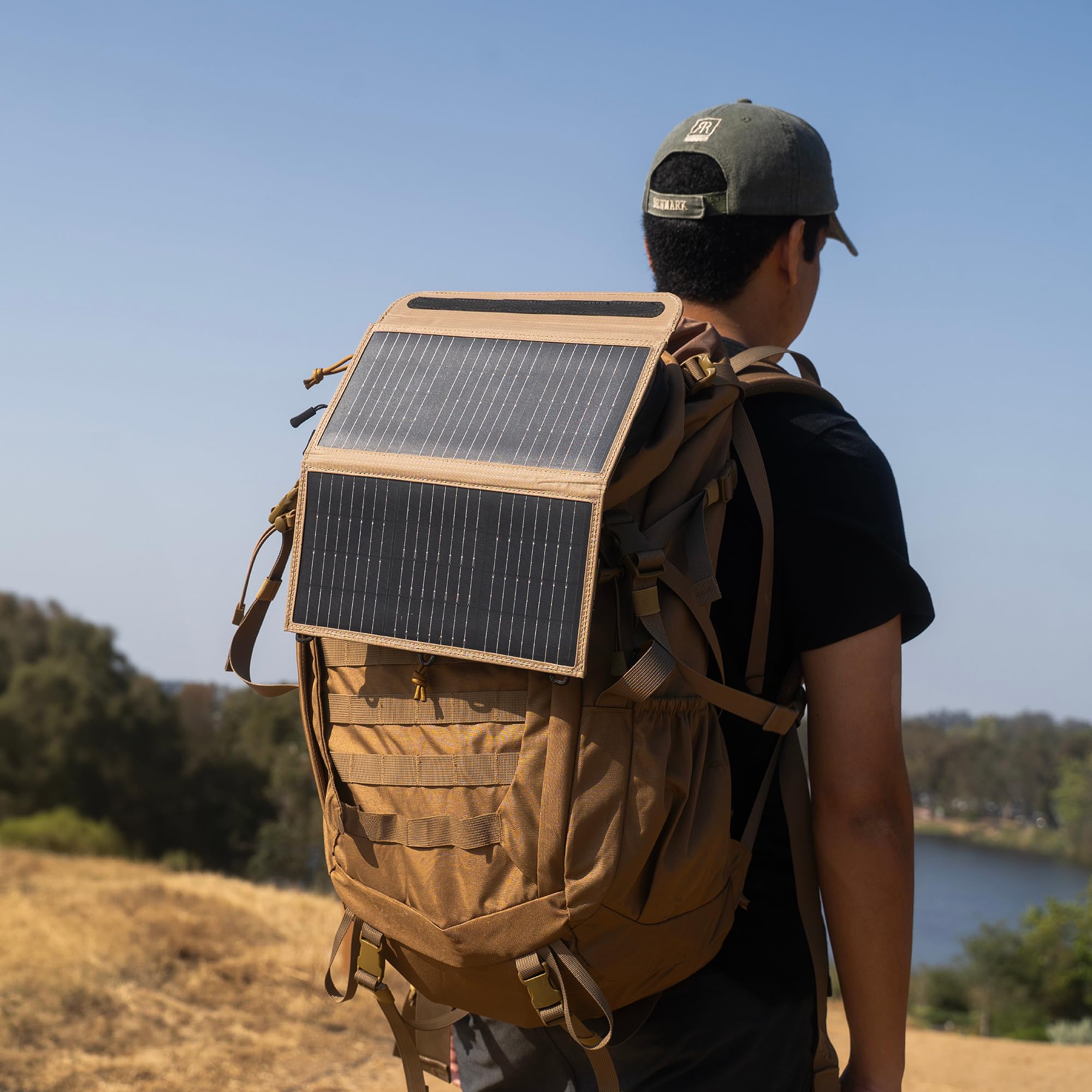 ELECOM NESTOUT next to water bottle showing lightweight size and easy transport