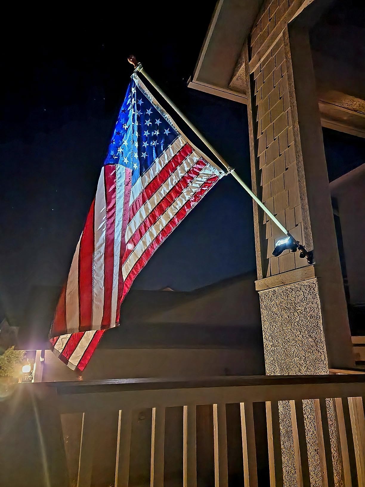 enrybia installed on house-mounted flagpole illustrating easy no-wiring setup
