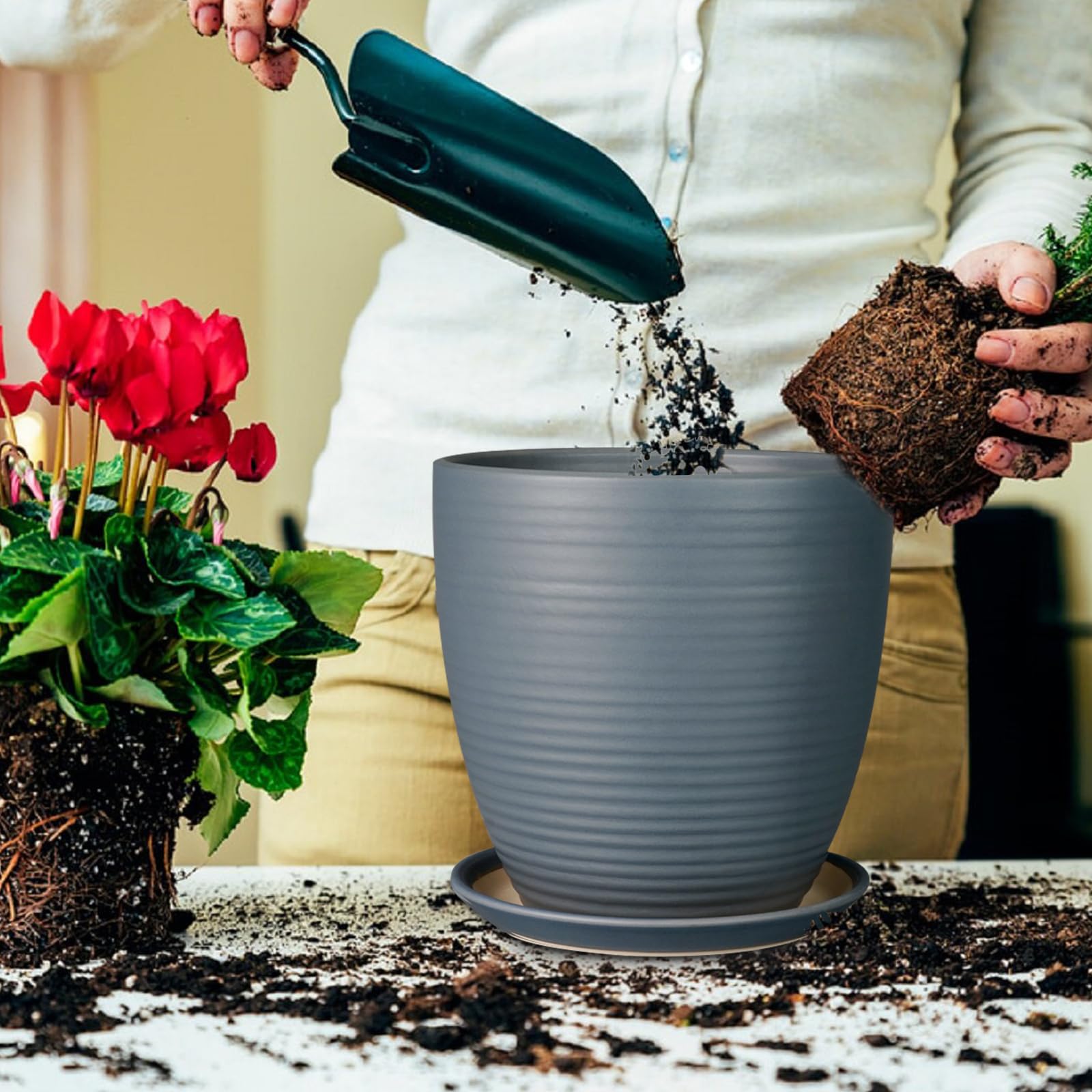 EPFamily drainage mesh insert shown in pot preventing soil loss