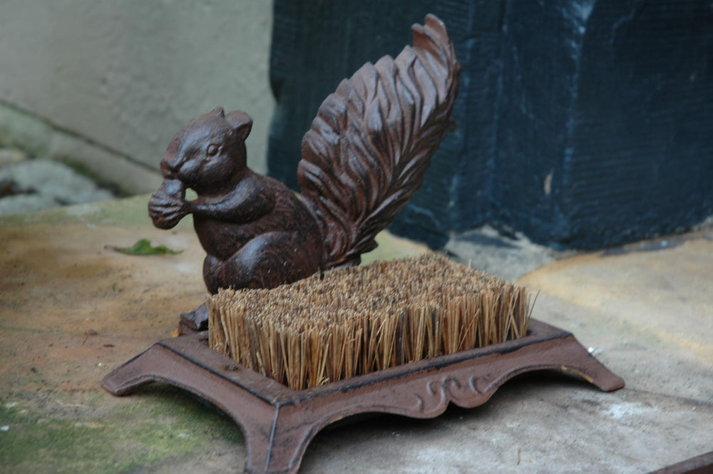 Esschert Design close-up showing coconut-fiber bristles and iron edge for effective scraping