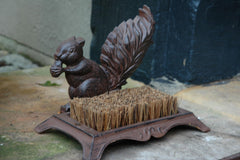 Esschert Design close-up showing coconut-fiber bristles and iron edge for effective scraping