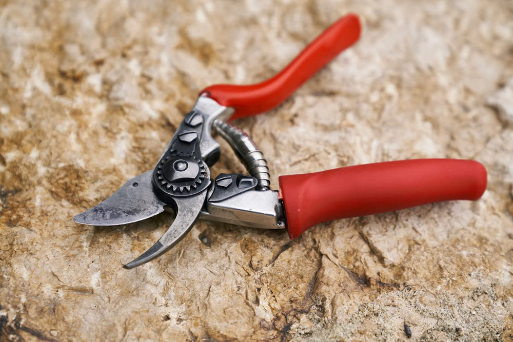 FELCO F 15 rotating-handle detail showing ergonomic rotation for reduced strain