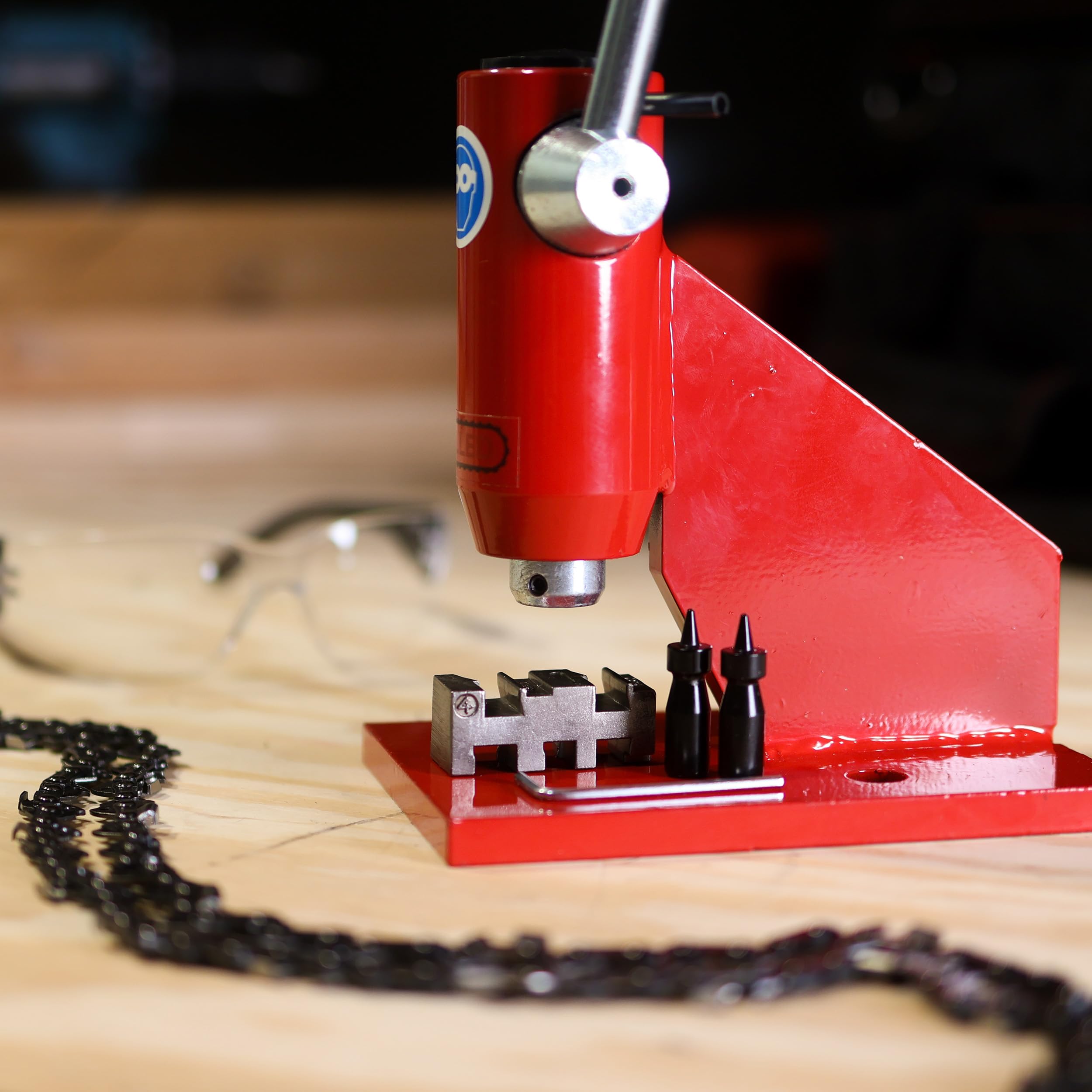 Felled lifestyle workshop setting showing quick chain repair benefit