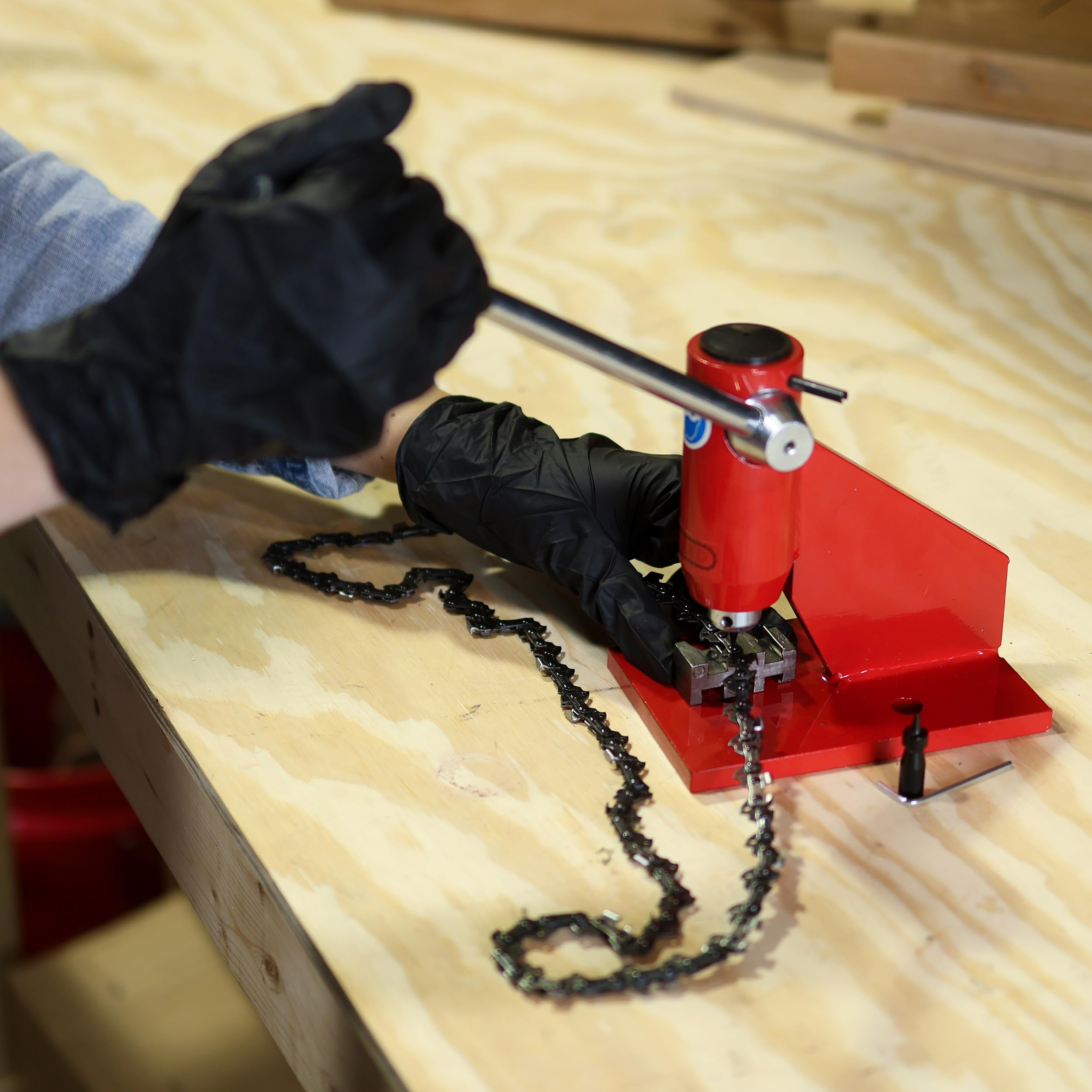 Felled size scale with ruler and chain showing fit for multiple gauges benefit