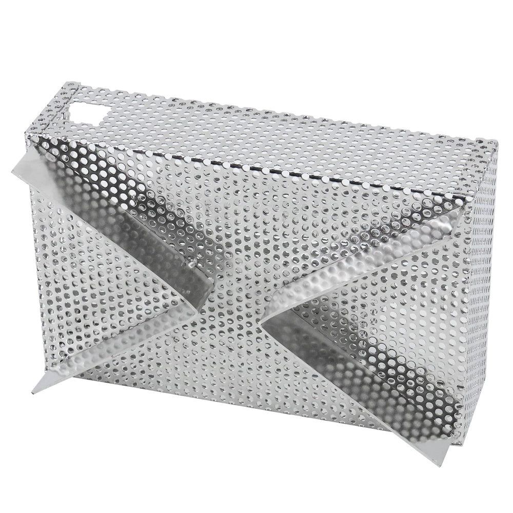 Finderomend tray in backyard barbecue setting enhancing flavor of smoked ribs and fish