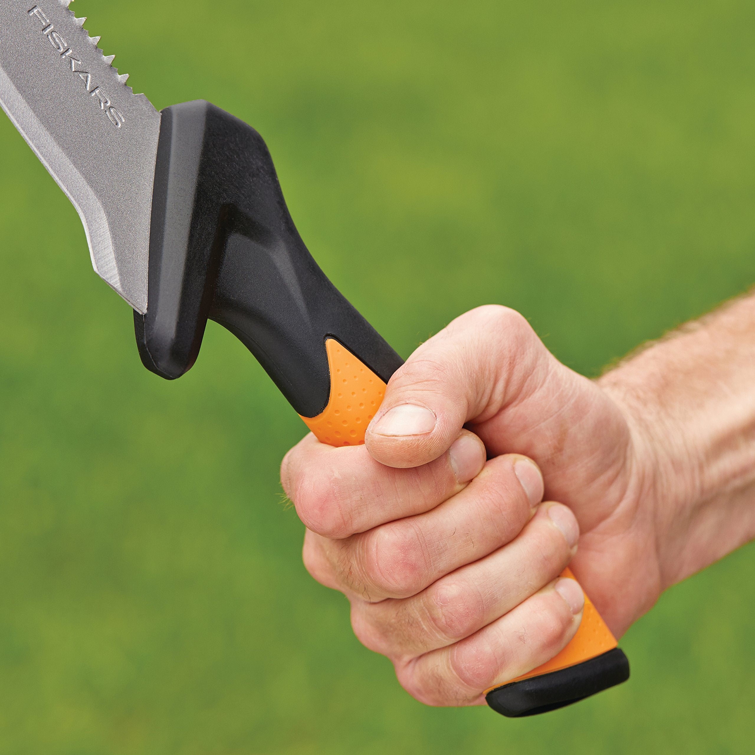 Fiskars saw teeth profile close-up showing coarse edge for fibrous plant cutting