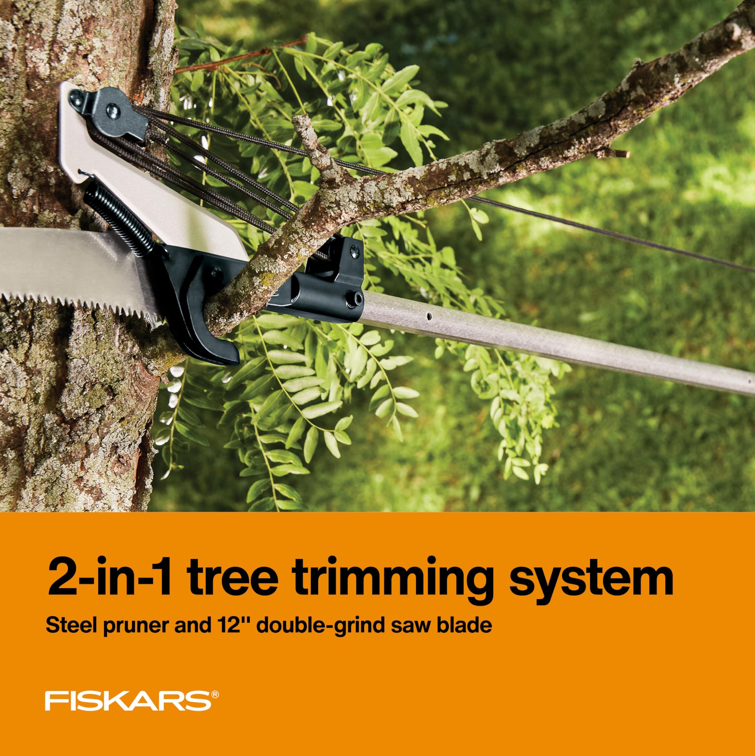 Fiskars herramienta en uso podando rama alta para mayor seguridad
