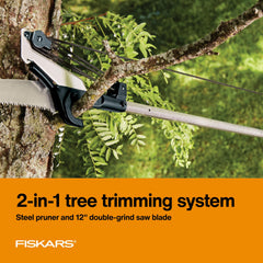 Fiskars herramienta en uso podando rama alta para mayor seguridad