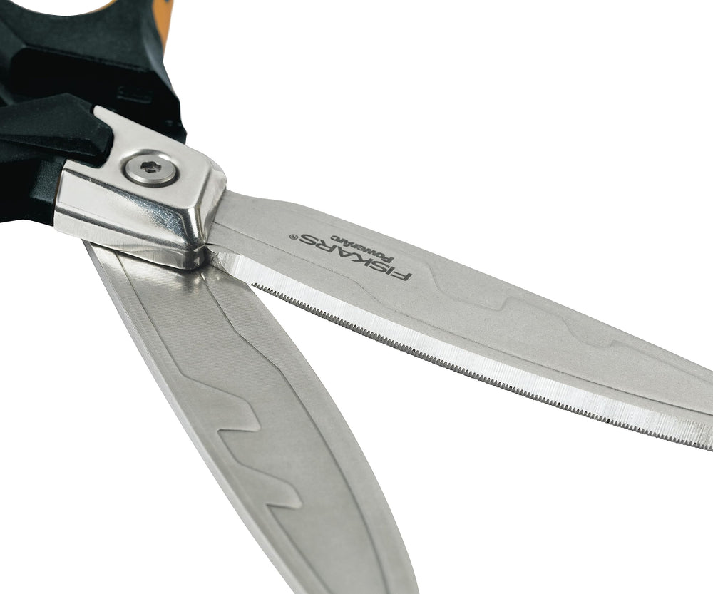 Fiskars next to ruler showing 21cm size for accurate selection