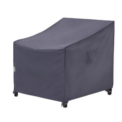 F&J Outdoors funda frontal en gris protegiendo silla de patio, protección visible