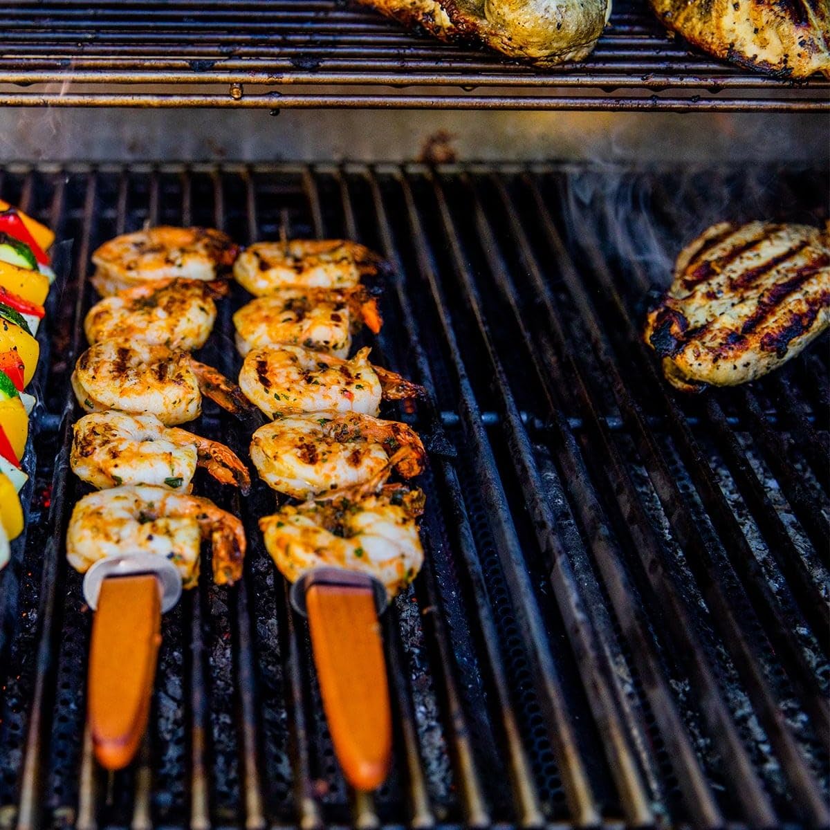 Kit FlavrQ en terraza con parrilla y alimentos listos para asar al carbón