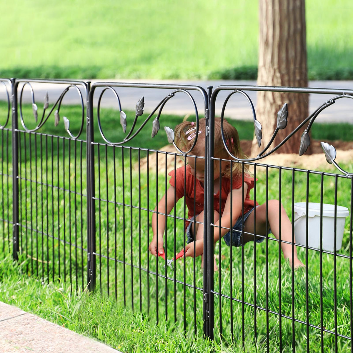 FOREHOGAR front view showing five-panel black garden fence for neat border