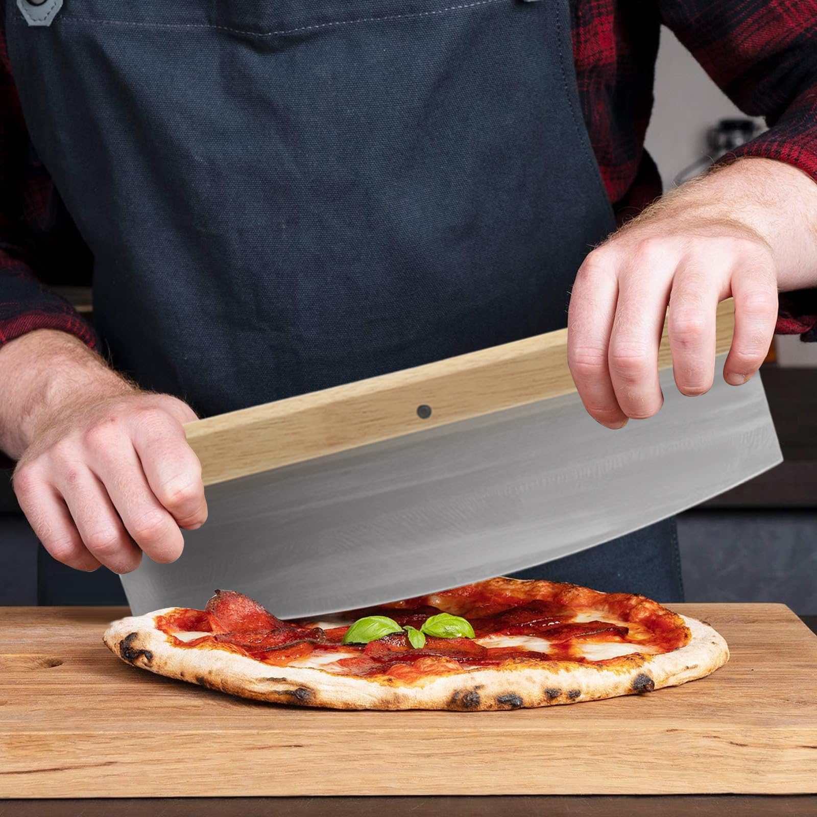 FVIEXE pizza cutter close-up demonstrating sharp blade for clean, easy slicing