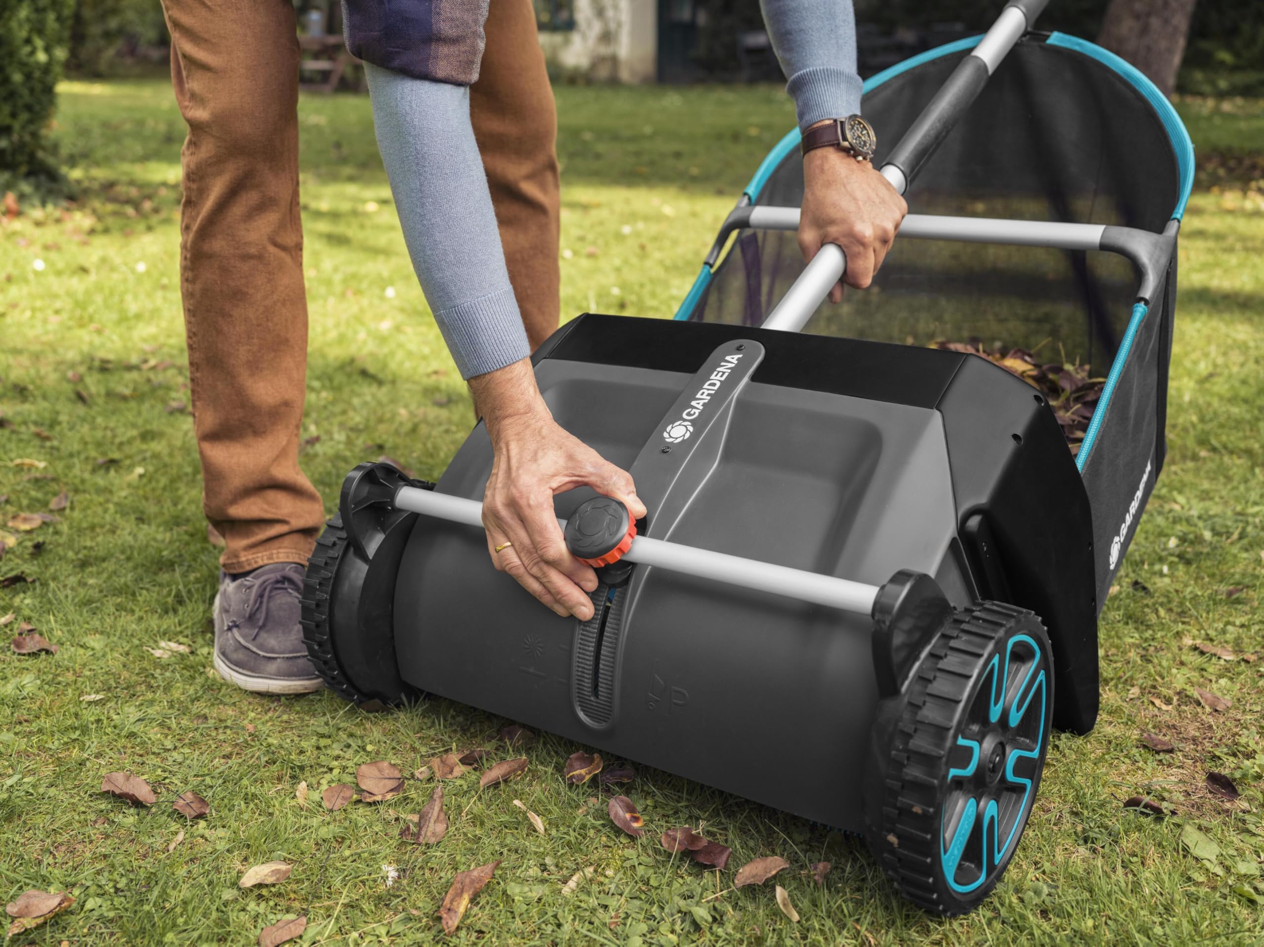 GARDENA ergonomically shaped handles demonstrating comfortable upright pushing