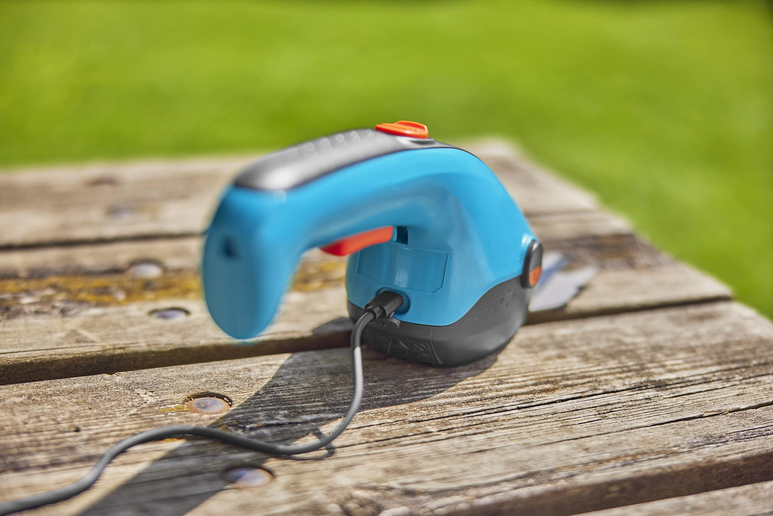 GARDENA ergonomic handle angled to show comfortable grip and reduced fatigue