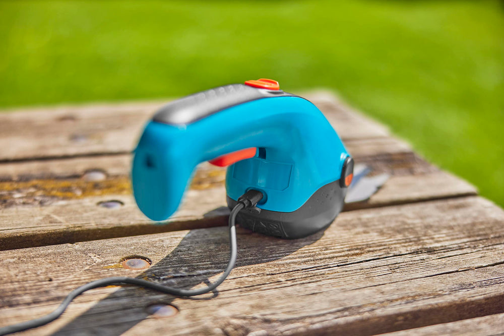 GARDENA ergonomic handle angled to show comfortable grip and reduced fatigue