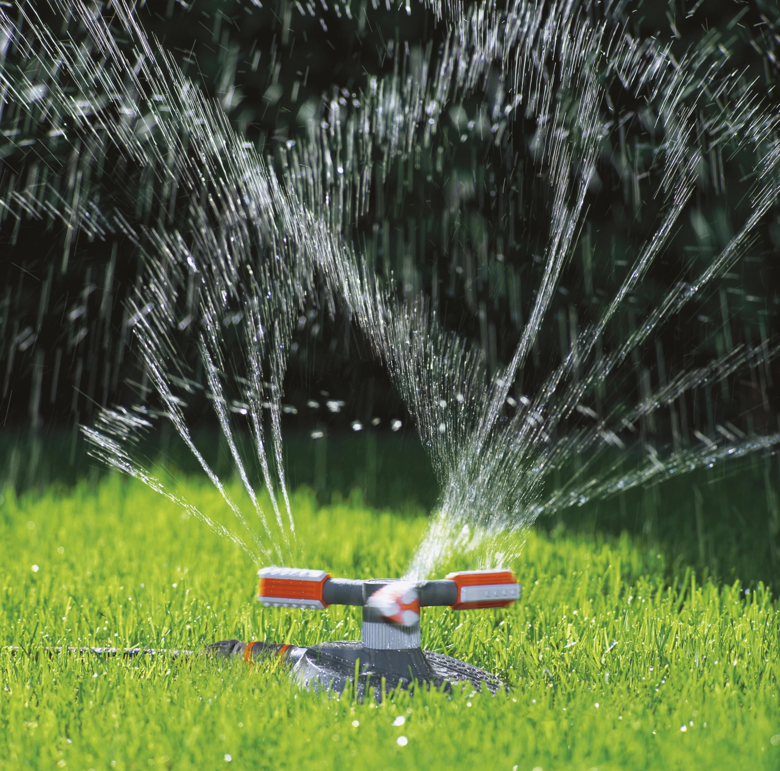 Gardena Mambo rotating head detail highlighting adjustable spray precision benefit