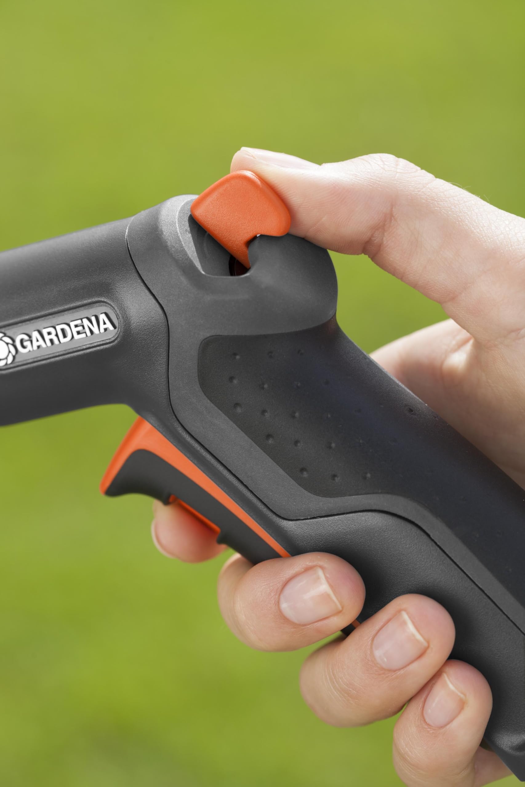 Gardena pulse trigger and permanent lock closeup enabling hands free flow