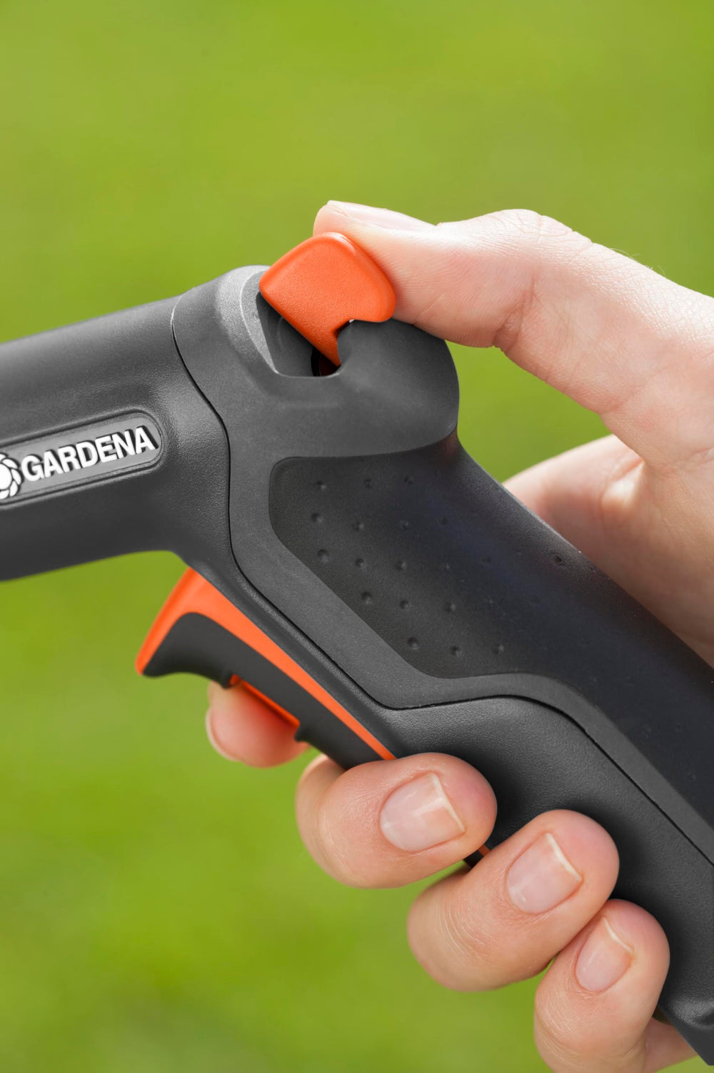 Gardena pulse trigger and permanent lock closeup enabling hands free flow