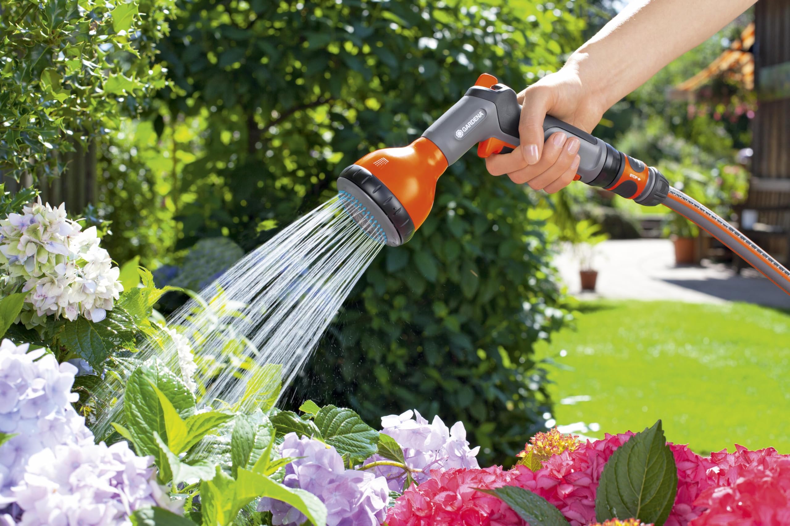 Gardena nozzle close-up showing three spray patterns and easy selection benefit