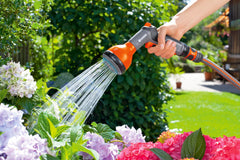 Gardena nozzle close-up showing three spray patterns and easy selection benefit