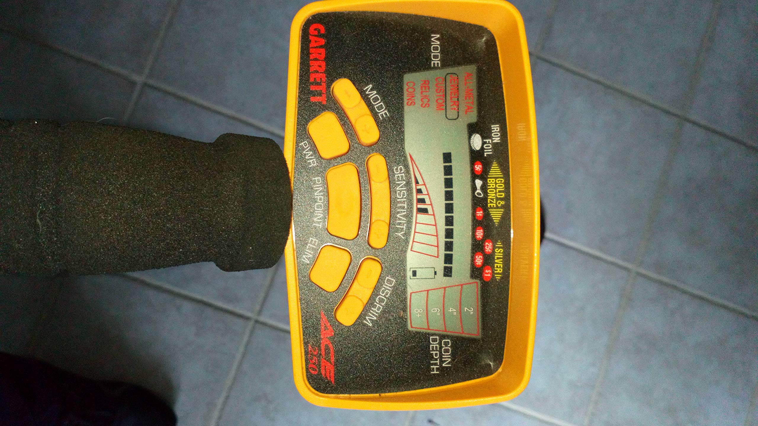 Garrett Ace 250 control box close-up with readable LCD and buttons for easy use