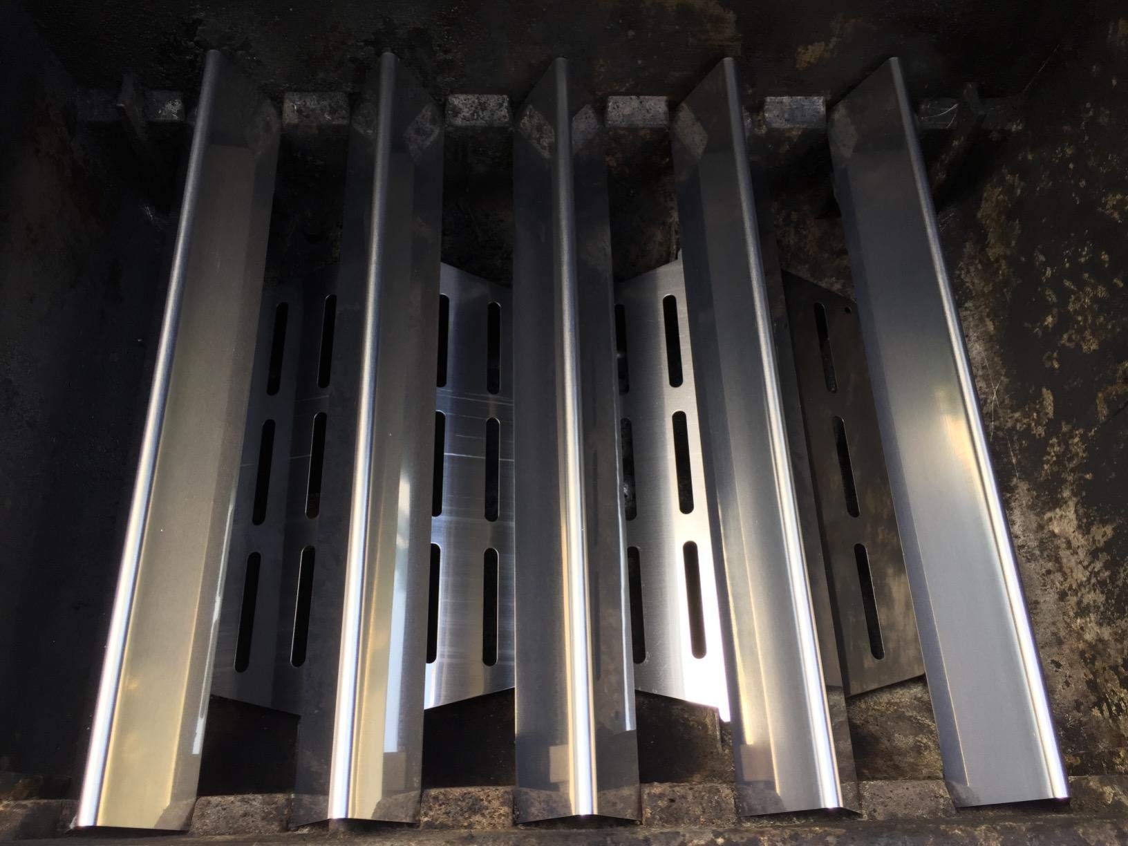 GasSaf installed flavorizer bars and deflector protecting burners and improving heat