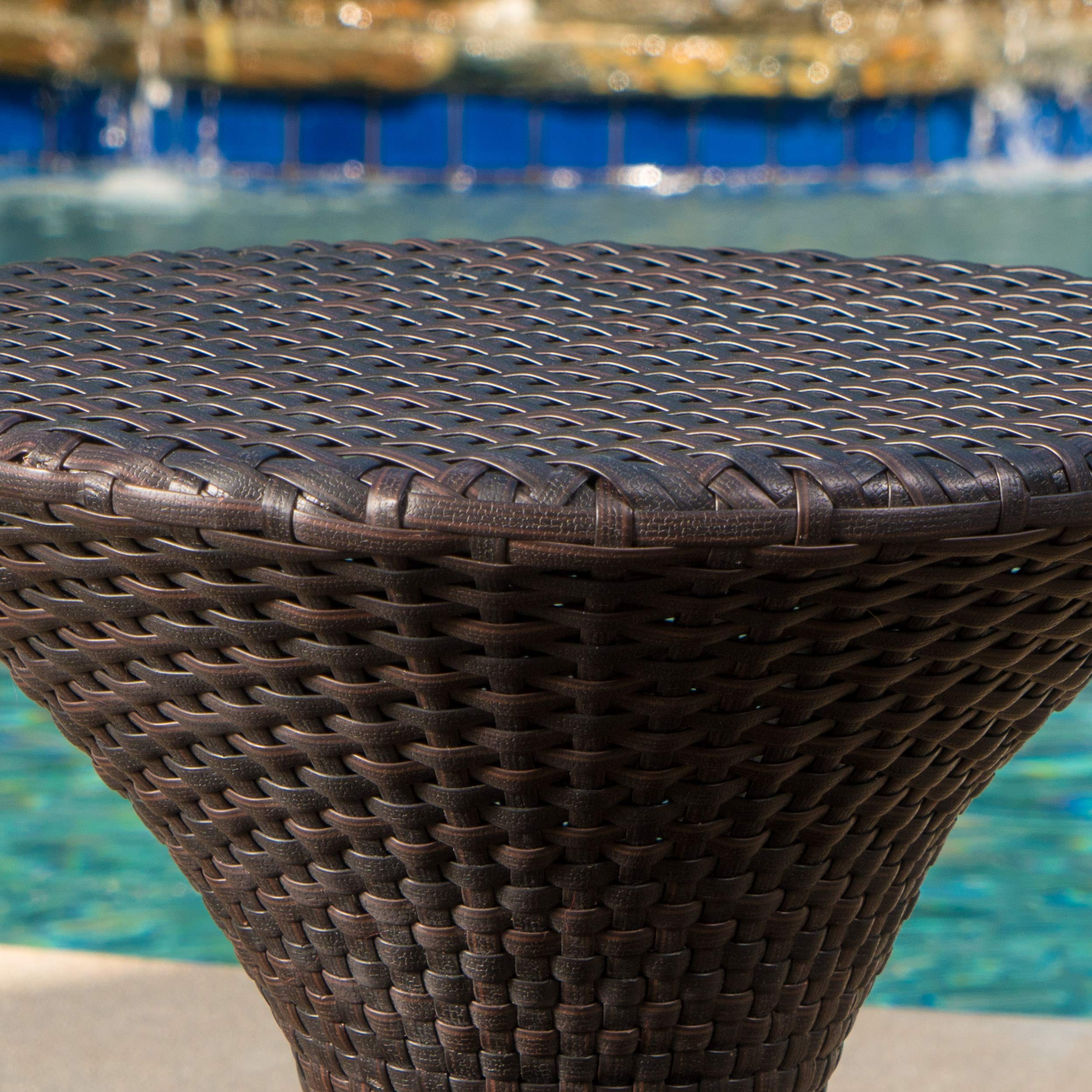 GDFStudio Franklin with beverages on top showing practical use benefit: convenient outdoor surface