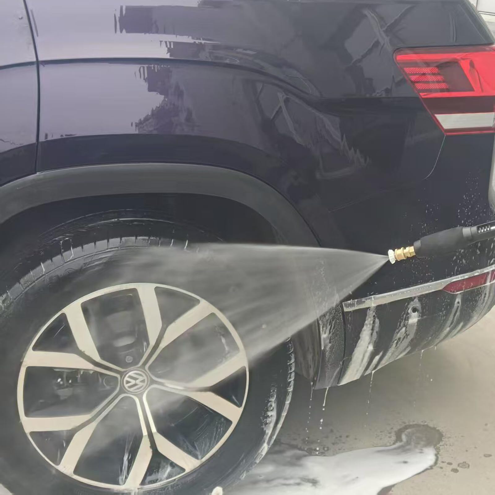 GDHXW pressure washer gun used washing a car to show efficient cleaning performance