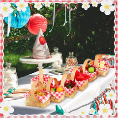 Geelin clustered baskets as table centerpiece creating instant picnic ambiance