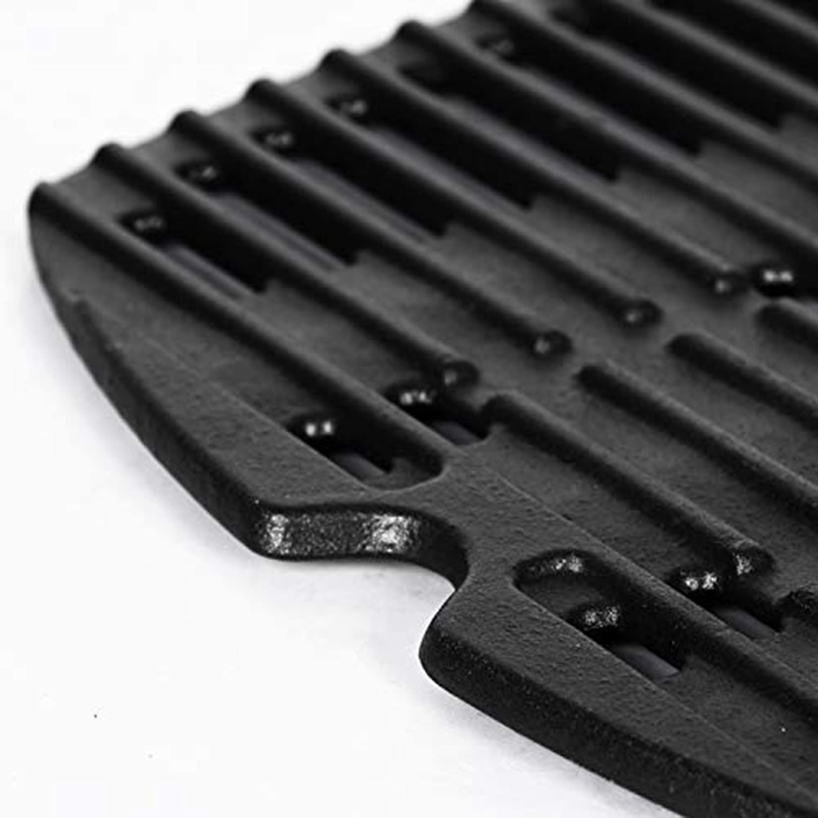 GGC lifestyle backyard grilling with GGC grates showing improved cooking results benefit