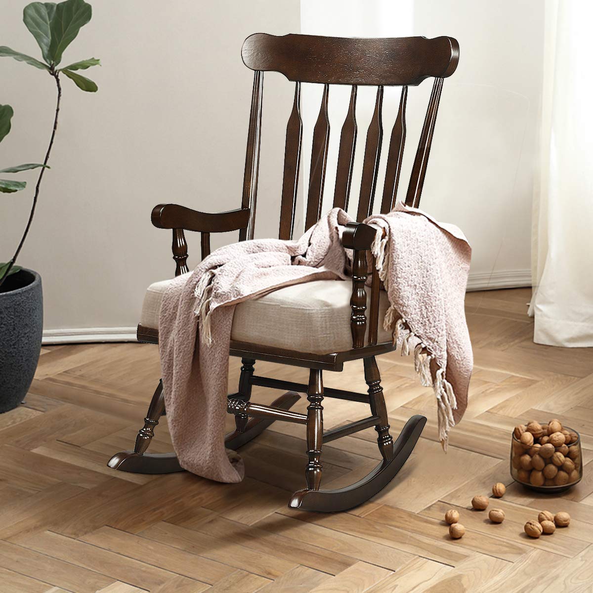 GIANTEX close-up of rubberwood grain highlighting durable wear-resistant finish